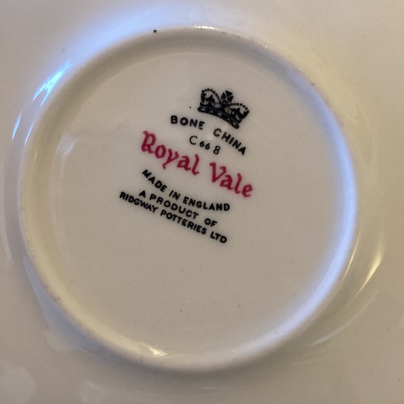 Gorgeous Old Fashioned Set of 2 Tea Cups and Saucers MADE IN ENGLAND - Picture 3 of 3